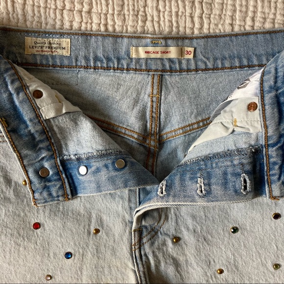 Levi’s Rhinestone Ribcage Short, size 30. - Picture 4 of 6